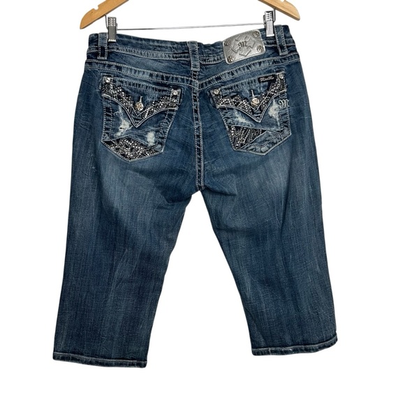 Miss Me Mid Rise Easy Crop Embellished y2K Capri Size 32 Silver Tag Distressed - Picture 8 of 13